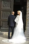 Mladenci na ulazu u katedralu svetog Jakova