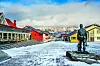Glavna ulica i spomenik rudaru u Longyearbyenu.