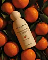 Spoj svježine naranče, bergamota, mandarine i breskve uz cvjetne note ružičaste ruže i ljiljana, upotpunjen toplim baznim tonovima mošusa, jantara i sandalovine, donosi Mandarina Sorbet Hair & Body Mist