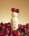 Cherry Me Up Hair & Body Mist donosii miris sočne trešnje, kruške i breskve u slatkom spoju s jasminom, frezijom i ružom