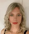 Sanda živi u Puli gdje radi u svojoj stomatološkoj ordinaciji.