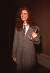Julia Roberts u Giorgio Armani sivom odijelu na dodjeli Zlatnih globusa 1990. godine