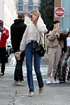 Hailey Bieber, modna ikona gen-Z generacije vestu uvlači u traperice hit trapez kroja
