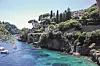 Portofino je smješten u zaljevu u kojem se nalazi i lijepa plaža