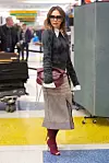 Victoria Beckham vestu nosi na bijelu košulju i suknju od tweeda
