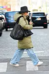 Model koji potpisuje Phoebe Philo za Célineovu Pre-Fall 2018. kolekciju dolazi s mekanom, gotovo skulpturalnom kapuljačom, predimenzioniranim rukavima i praktičnim prednjim džepovima