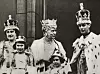 Kralj George VI i kraljica Elizabeth s kćerima - princezama Margaret i Elizabeth (koja je danas kraljica) i Kraljicom majkom Mary of Teck, snimljeni 12. svibnja 1937.