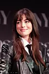 Anne Hathaway će glumiti Verity Crawford, autoricu bestselera koja više ne može pisati