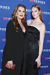 Brooke Shields i Grier Henchy modno su se uskladile u uvijek dobitnoj crnoj kombinaciji