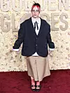 Billie Eilish nosi model Willyja Chavarrije iz muške kolekcije za proljeće ‘24. na dodjeli Zlatnih globusa