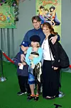 Sa suprugom Elizom Garrett, posinkom Keatonom i pokćerkom Morgan na premijeri filma 'Knjiga o džungli 2' u Los Angelesu 2003.