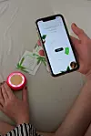 Maska se jednostavno koristi uz pomoć aplikacije na mobitelu