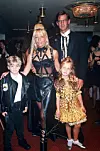 Donatella Versace s prvim suprugom Paulom Beckom i djecom Danielom i Allegrom u Lodnonu 1992.