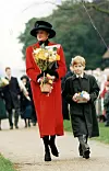 Lady Di s princem Harryjem stiže na božićnu misu u crkvu Sandringham 1993. godine, u kaputu koji ne potpisuje Chanel