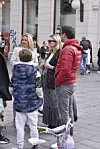 Anja i Vedran stali su i popričali s prijateljima.