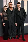 Raechelle Banno, Robbie Williams i Jonno Davies