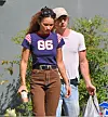 Jeremy Allen White i Ashley Moore uhvaćeni u rujnu 2023.