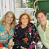 S majkom Sunom, koja boluje od Alzheimera, i drugom sestrom Seval.