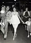 Elizabeth Taylor s trećim suprugom Mikeom Toddom, te sinovima Michaelom i Christopherom Wildingom 1957.