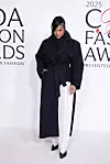 Rihanna je odlučila pojaviti se u monokromatskoj kombinaciji