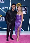 Taylor Lautner sa suprugom Taylor Lautner na dodjeli glazbenih nagrada CMT Music u Nashvilleu u travnju