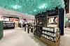 Posjetiteljima su na raspolaganju profesionalni make-up i skincare tretmani, frizerski salon, kao i edukativni koncepti poput Make-up i Skincare škole