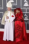 NICKI MINAJ 2012. Jedna od majstorica provokacije, reperica Nicki Minaj stigla je na dodjelu s papom kao pratnjom. Nosila je kreaciju Versace.
