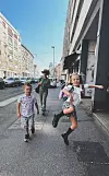 Helena Minić,sin Max i kćer Lola pred školom