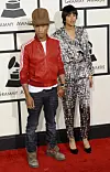 PHARRELL WILLIAMS 2014. Look kao takav nije bio ništa posebno, ali je zato modni dodatak - nevjerojatno visok šešir - postao pravi hit i odličan materijal za memeove