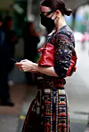 Street style iz Londona: snažne boje, oversized komadi i torbice - svih veličina