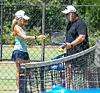 Russell i Britney na teniskom terenu