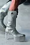 Neobične čizme sjajan su dodatak futurističkom looku. (Rick Owens)