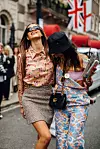 Street style iz Londona: snažne boje, oversized komadi i torbice - svih veličina