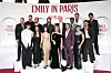 Ekipa četvrte sezone serijala ‘Emily u Parizu‘: Andrew Fleming, Raoul Bova, Paul Forman, William Abadie, Ashley Park, Lucas Bravo, Lily Collins, Bruno Gouery, Philippine Leroy Beaulieu, Samuel Arnold, Darren Star, Arnaud Binard, Camille Razat, Eugenio Franceschini i Kevin Dias