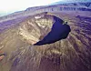 Piton de la Fournaise je vulkan s dubokim stožastim kraterom.