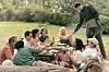 Filmski prizor nadrealistikog piknika u Parizu: glumci Josh O‘Connory, Noemie Merlant, Marion Cotillard, Kate Winslet i Alexander Skarsgard