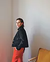 Jakna od vune Paul Smith; hlače od kepera Victoria Beckham; naušnice od pozlate Jil Sander