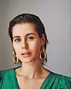 Haljina s plisiranim detaljima i predimenzioniranim rukavima od svile Proenza Schouler; naušnice od pozlate Jil Sander
