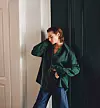 Predimenzionirana košulja od svile i ogrlica od pozlate Jil Sander; hlače od jeansa širokih zvonolikih nogavica Victoria Beckham