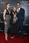Sa suprugom Blake Lively i majkom Tammy Reynolds u New Yorku
