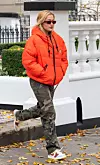 Rita Ora u jaknici koja privlači poglede.