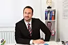 Estetski kirurg dr. Matija Miletić u svojoj ordinaciji radi vlastitu varijantu zahvata koju u klinici zovu 'Cat eyes by MM'.