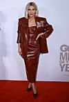 Mollie King isfurala je kožnu haljinu i sako iste nijanse kojima je mamila uzdahe