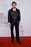 Joe Alwyn isfurao je kulerski outfit s odijelom i kožnom jaknom