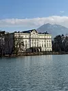 Pogled na dvorac s druge strane jezera
