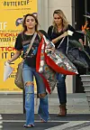 Miley Cyrus s mamom Tish u shoppingu 2011. godine.