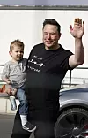 Elon Musk sa sinom X Æ A-Xii kojeg je 2020. dobio u vezi s pjevačicom Grimes