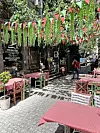 Danju prazni, kafići vrve gostima čim padne mrak, a nerijetko se ondje i večera - i to oko ponoći