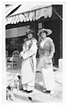 Coco Chanel s tetom Adrienne u Deauvilleu gdje je 1913. otvorila dućan