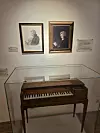 Portreti Wolfganga Amadeusa Mozarta ispred pianina na kojem je svirao